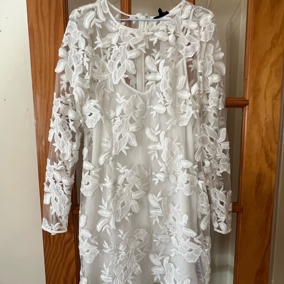 Elegant White Lace Dress - Picture 1 of 2